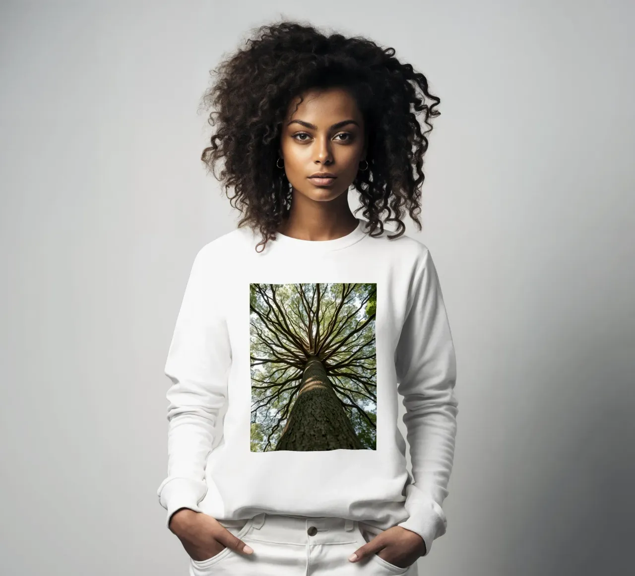 Un albero maestoso che sovrasta la foresta con i suoi rami felpa da DesignDoodle