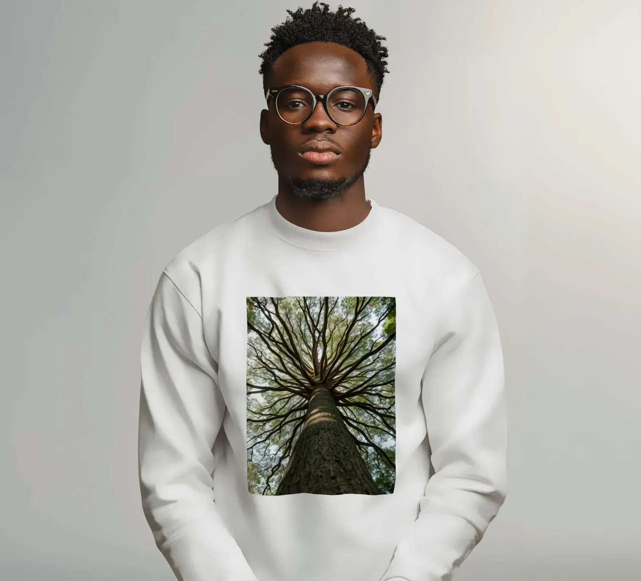 Un albero maestoso che sovrasta la foresta con i suoi rami felpa da DesignDoodle