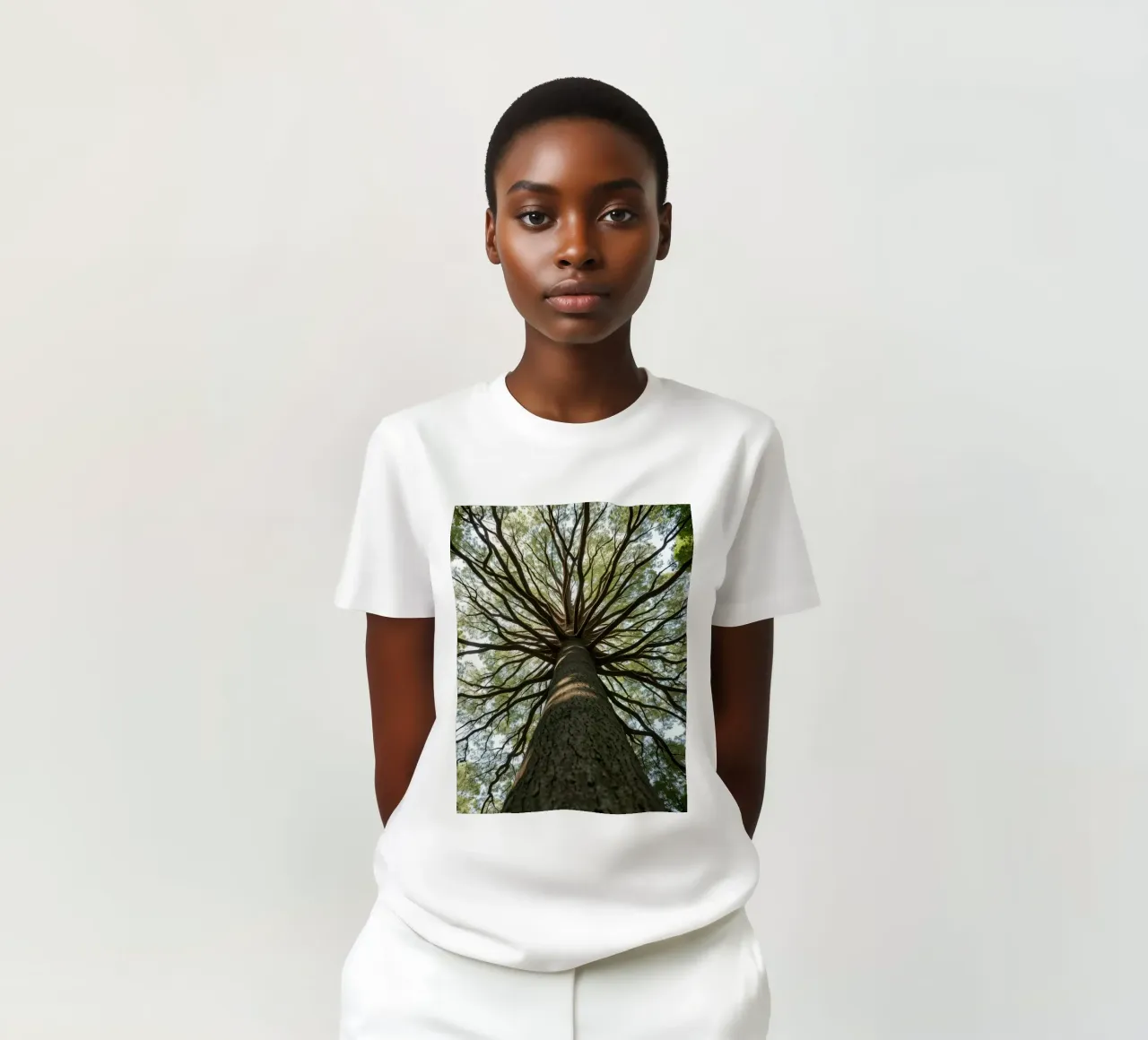 Un albero maestoso che sovrasta la foresta con i suoi rami t-shirt da DesignDoodle
