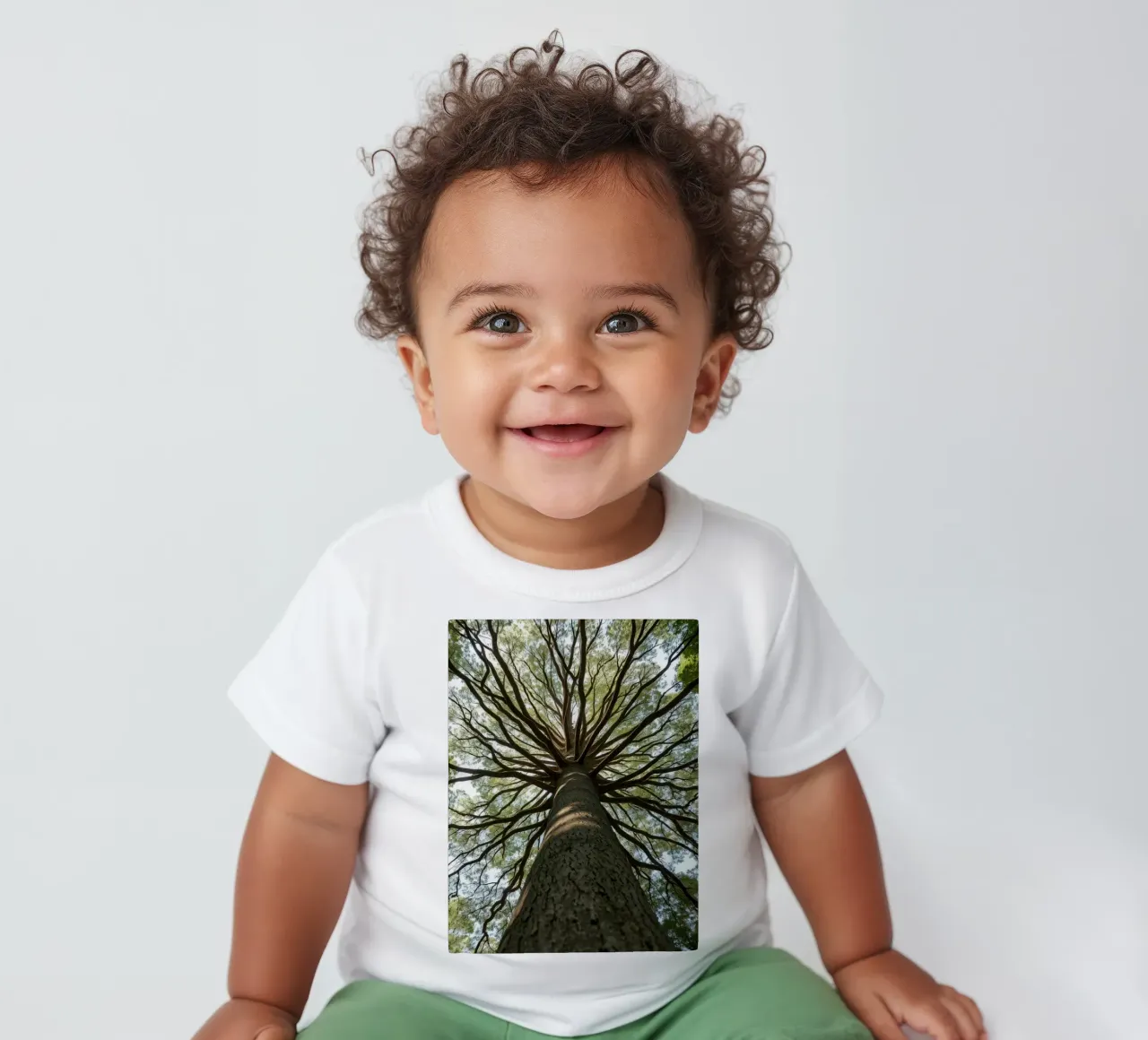 Un albero maestoso che sovrasta la foresta con i suoi rami maglietta neonato da DesignDoodle
