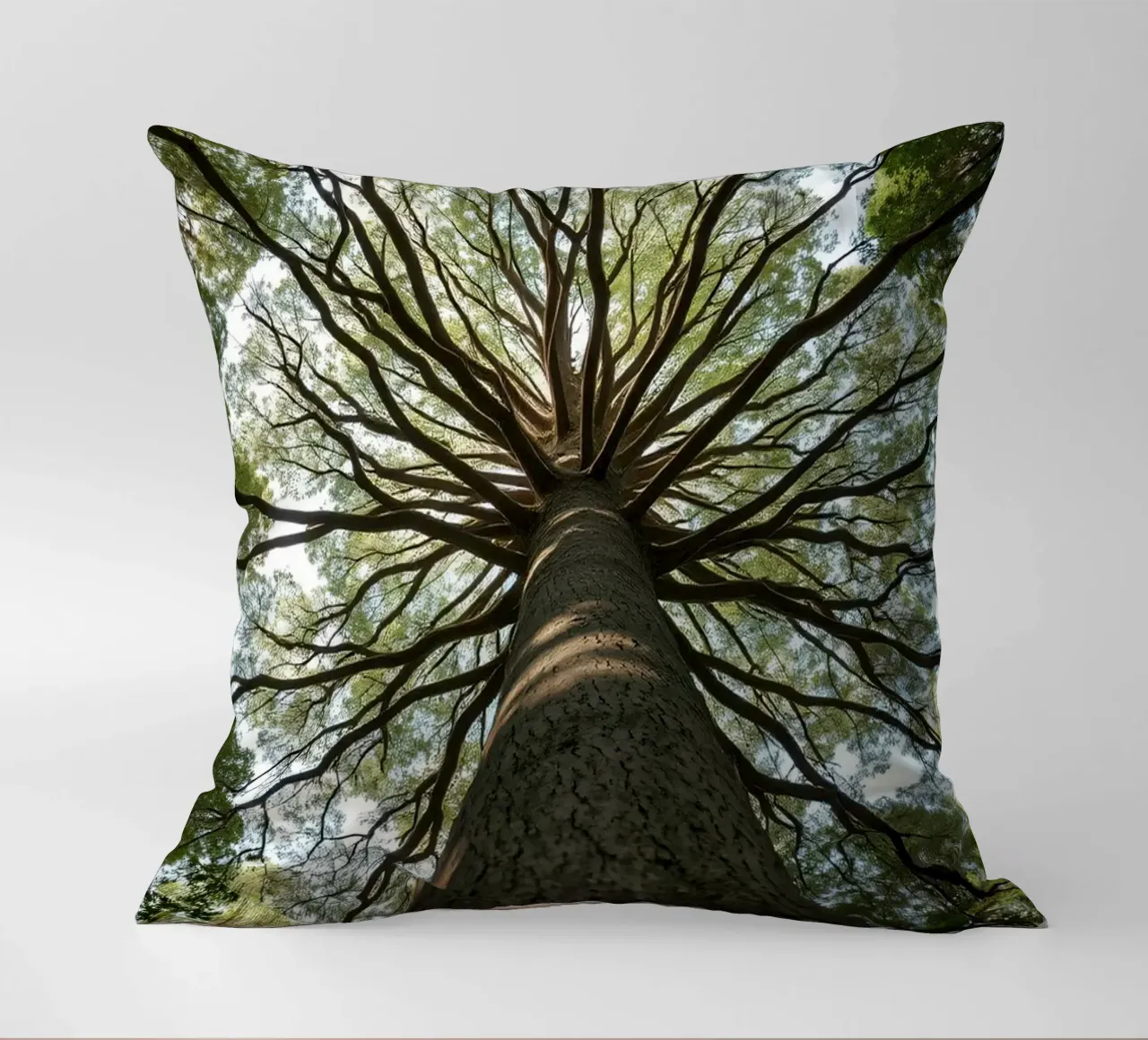Un albero maestoso che sovrasta la foresta con i suoi rami cuscino da DesignDoodle