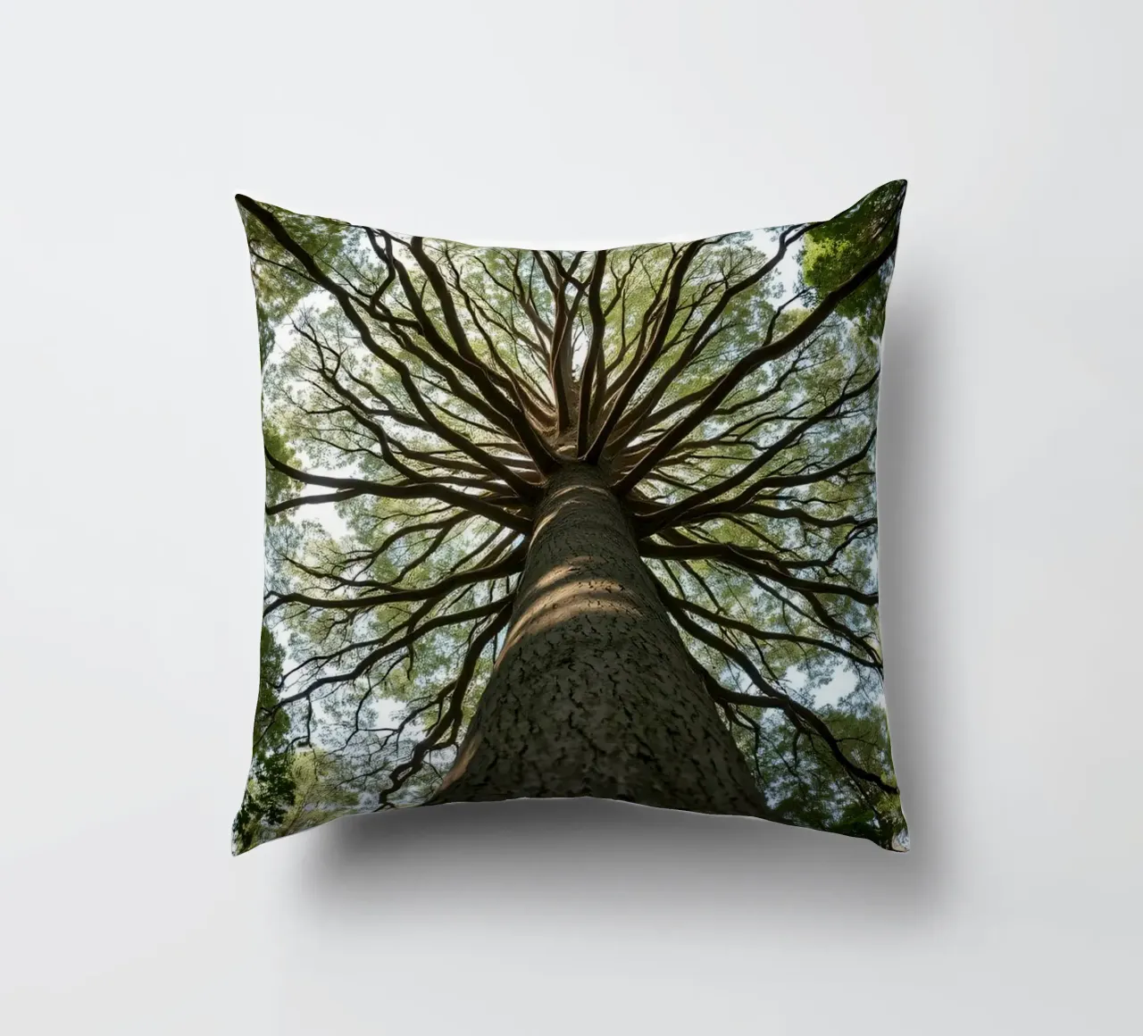 Un albero maestoso che sovrasta la foresta con i suoi rami cuscino da DesignDoodle
