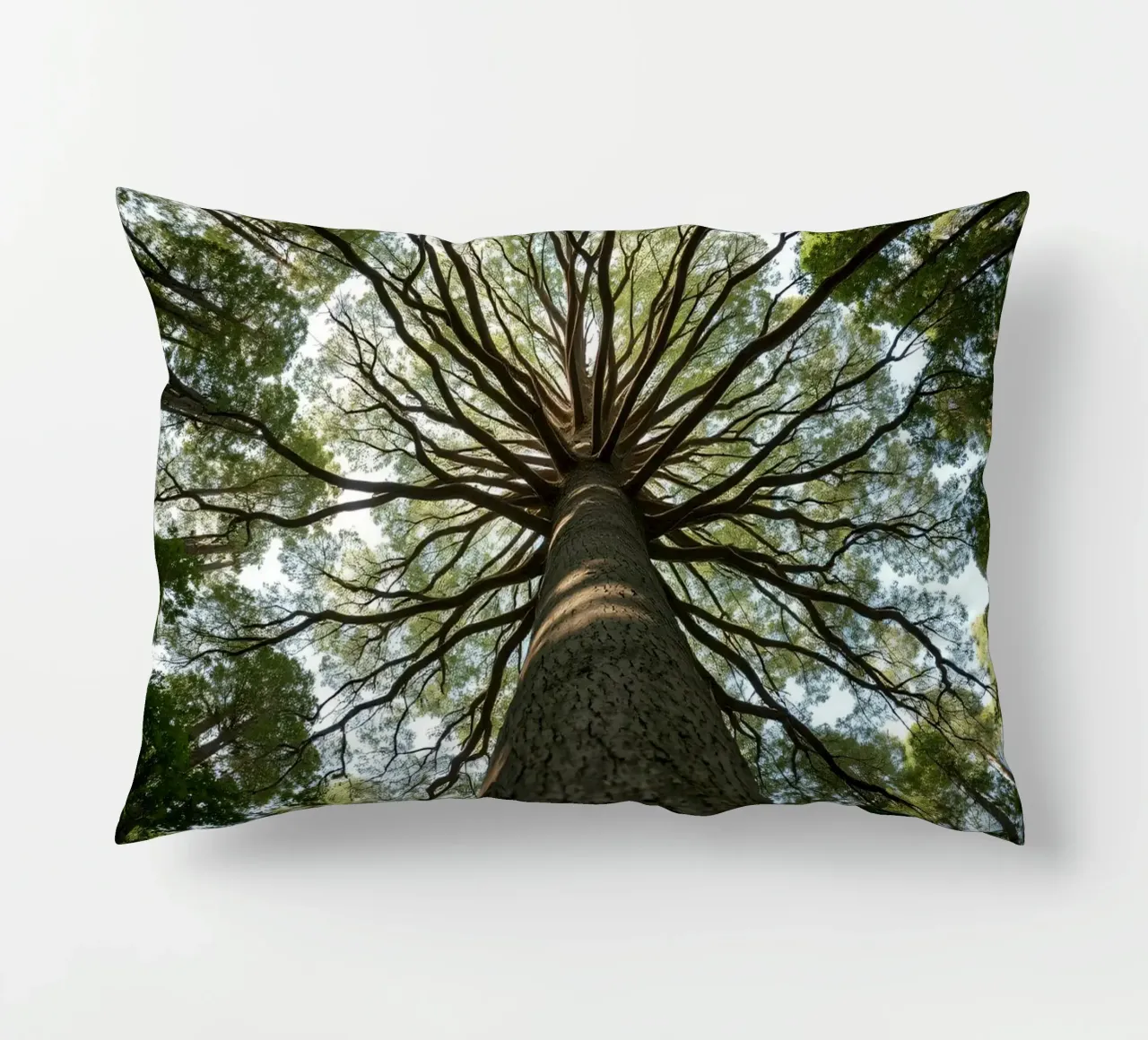 Un albero maestoso che sovrasta la foresta con i suoi rami cuscino da DesignDoodle
