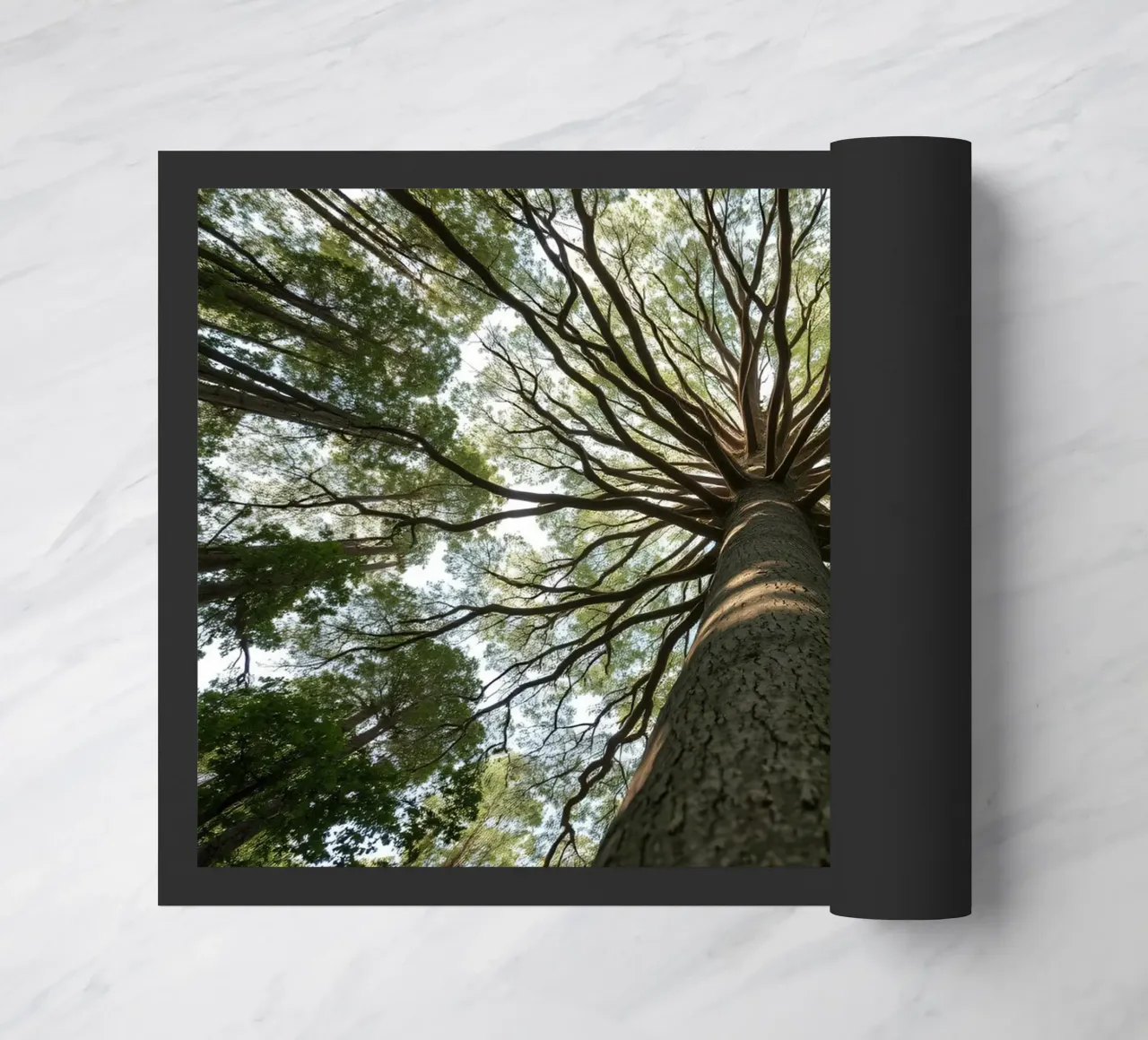 Un albero maestoso che sovrasta la foresta con i suoi rami zerbino da DesignDoodle