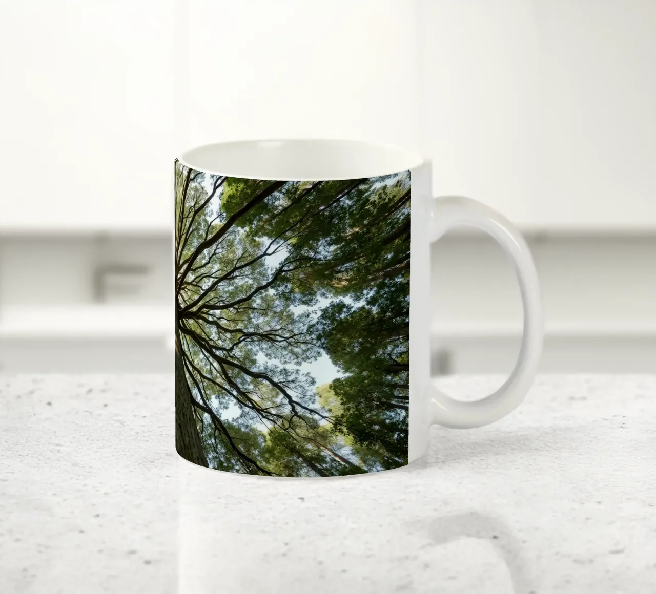 Un albero maestoso che sovrasta la foresta con i suoi rami tazza in ceramica da DesignDoodle