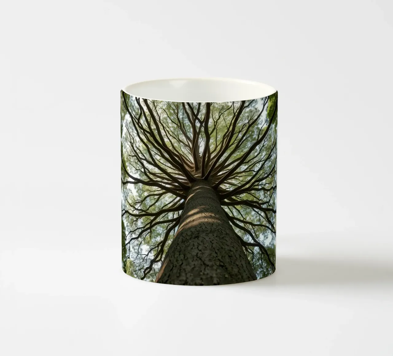 Un albero maestoso che sovrasta la foresta con i suoi rami tazza in ceramica da DesignDoodle