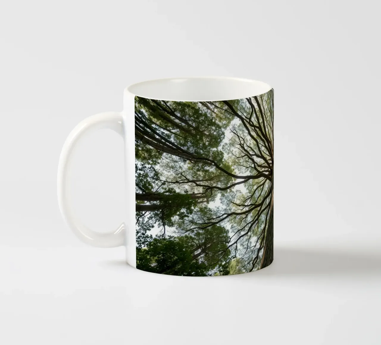 Un albero maestoso che sovrasta la foresta con i suoi rami tazza in ceramica da DesignDoodle