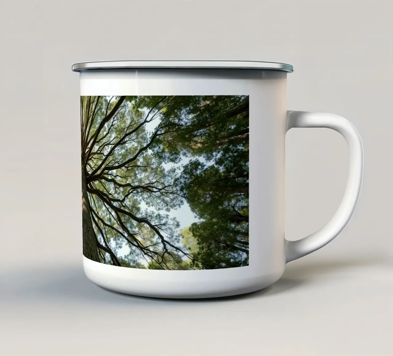 Un albero maestoso che sovrasta la foresta con i suoi rami tazza in smalto da DesignDoodle