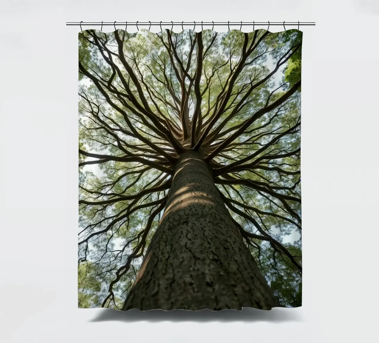 Un albero maestoso che sovrasta la foresta con i suoi rami tenda da doccia da DesignDoodle