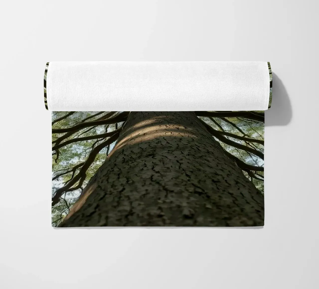Un albero maestoso che sovrasta la foresta con i suoi rami telo mare da DesignDoodle
