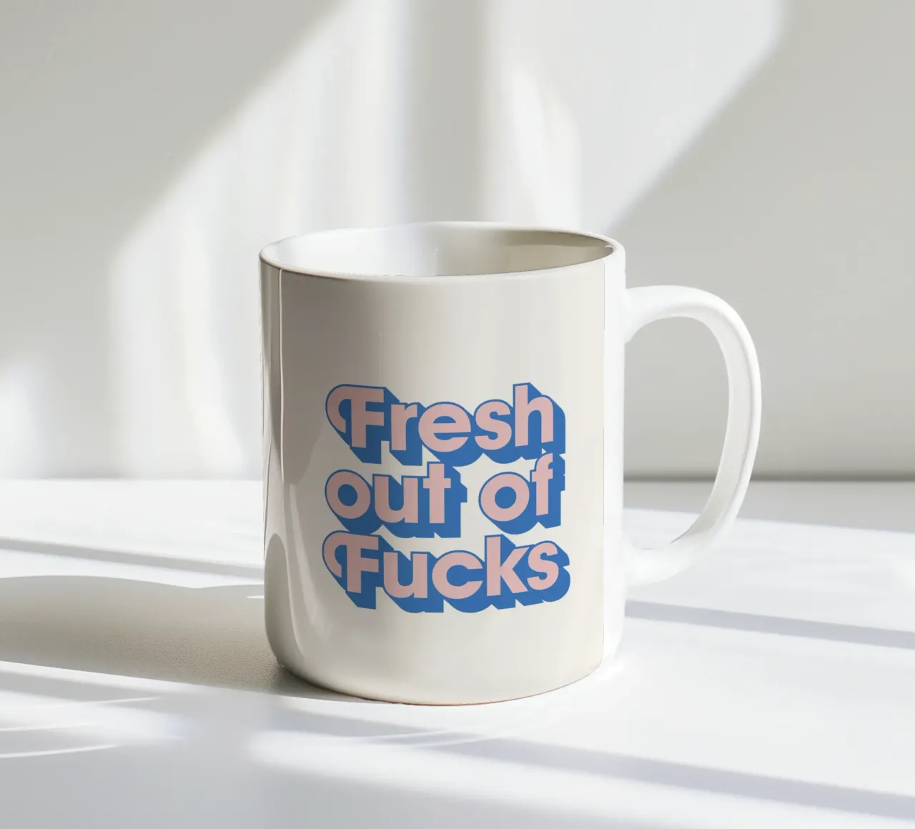 Fresh Out of Fucks sarcastico Umoristico Sassy Typografie Regalo tazza in ceramica da THE MOTIVATED TYPE