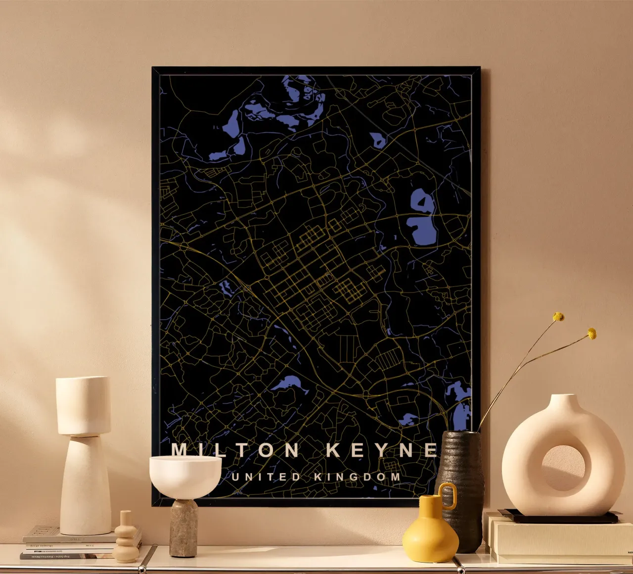 Mappa della città di Milton Keynes nero e oro poster da Cartographers Library