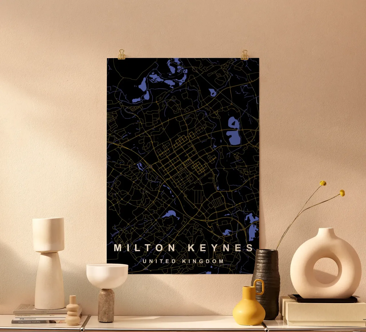 Mappa della città di Milton Keynes nero e oro poster da Cartographers Library