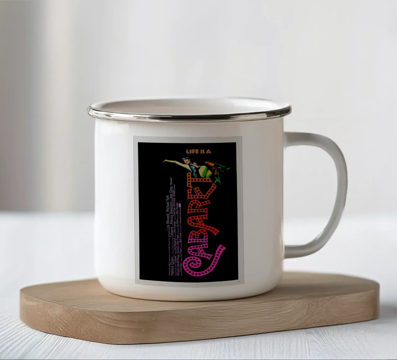 ‘Cabaret’ Retro Movie Poster tazza in smalto da Gallery Print and Art Limited