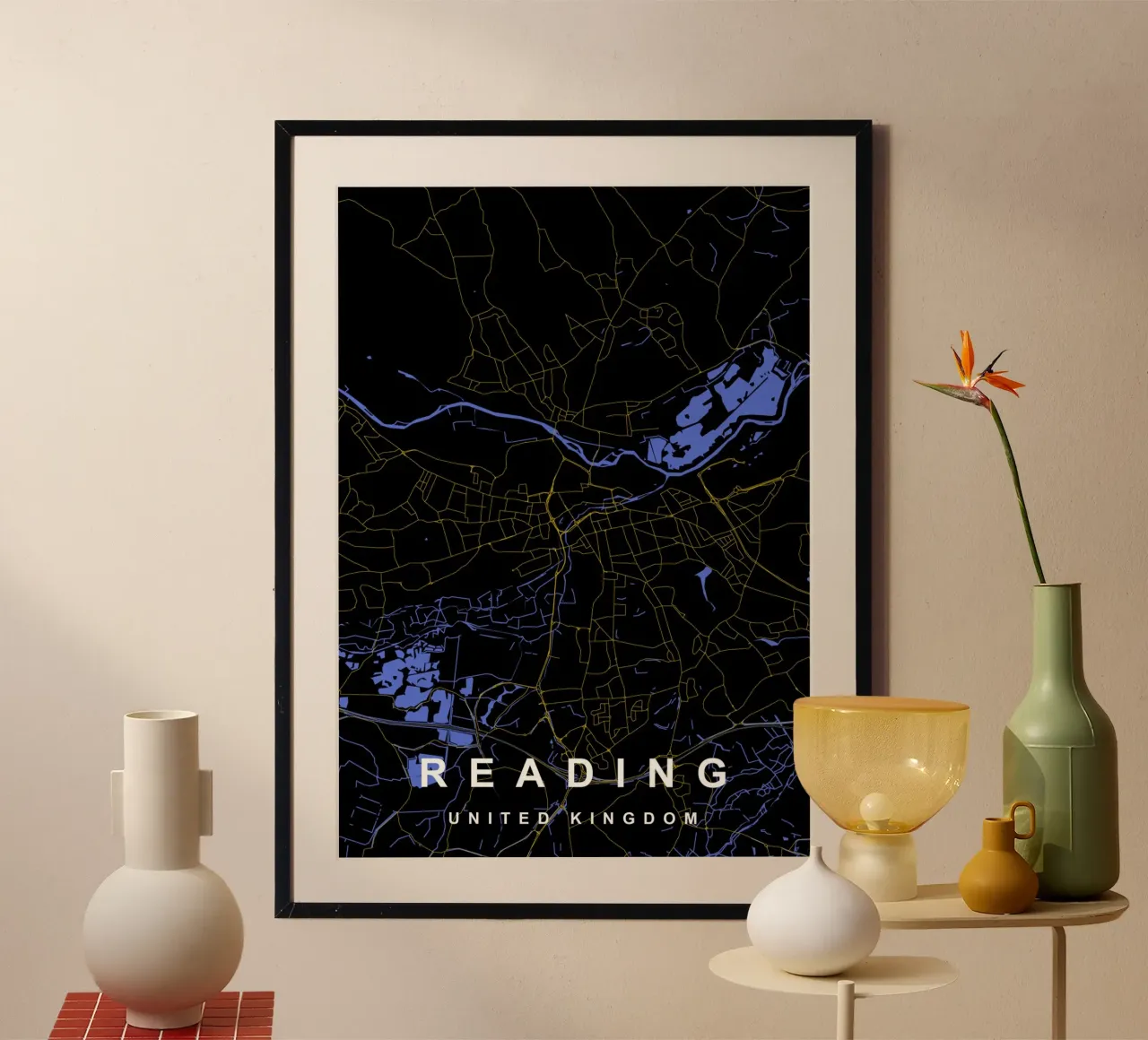 Mappa della città di Reading Regno Unito nero e oro poster con telaio in alluminio da Cartographers Library