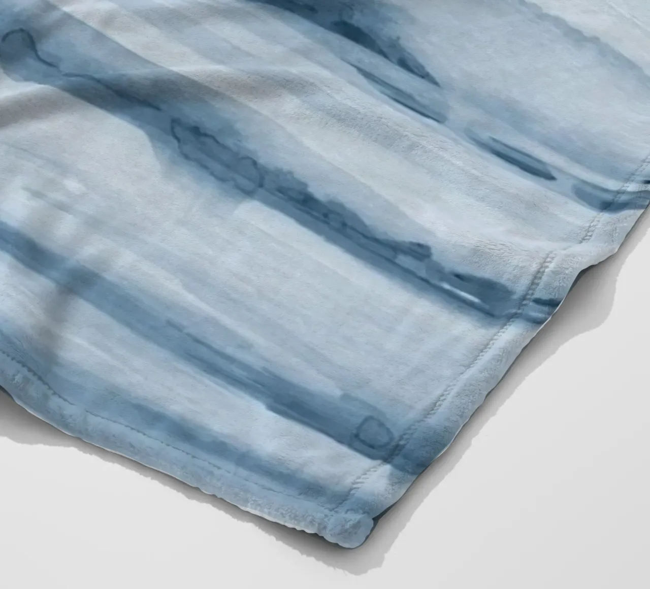Blaue Aquarellstriche Fleecedecke von NouveauPrints