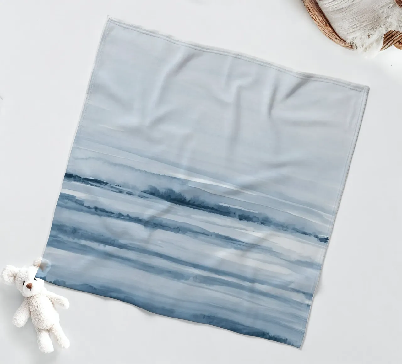 Blaue Aquarellstriche Fleecedecke von NouveauPrints