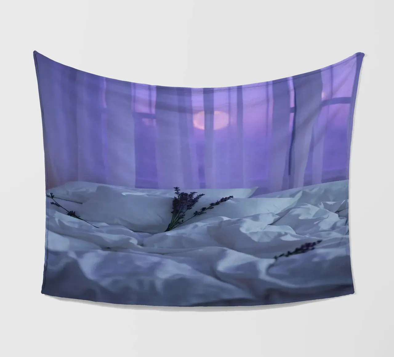 Fleurs de lavande douces sur un lit au lever du soleil avec vue sur la mer. plaid polaire de DesignDoodle
