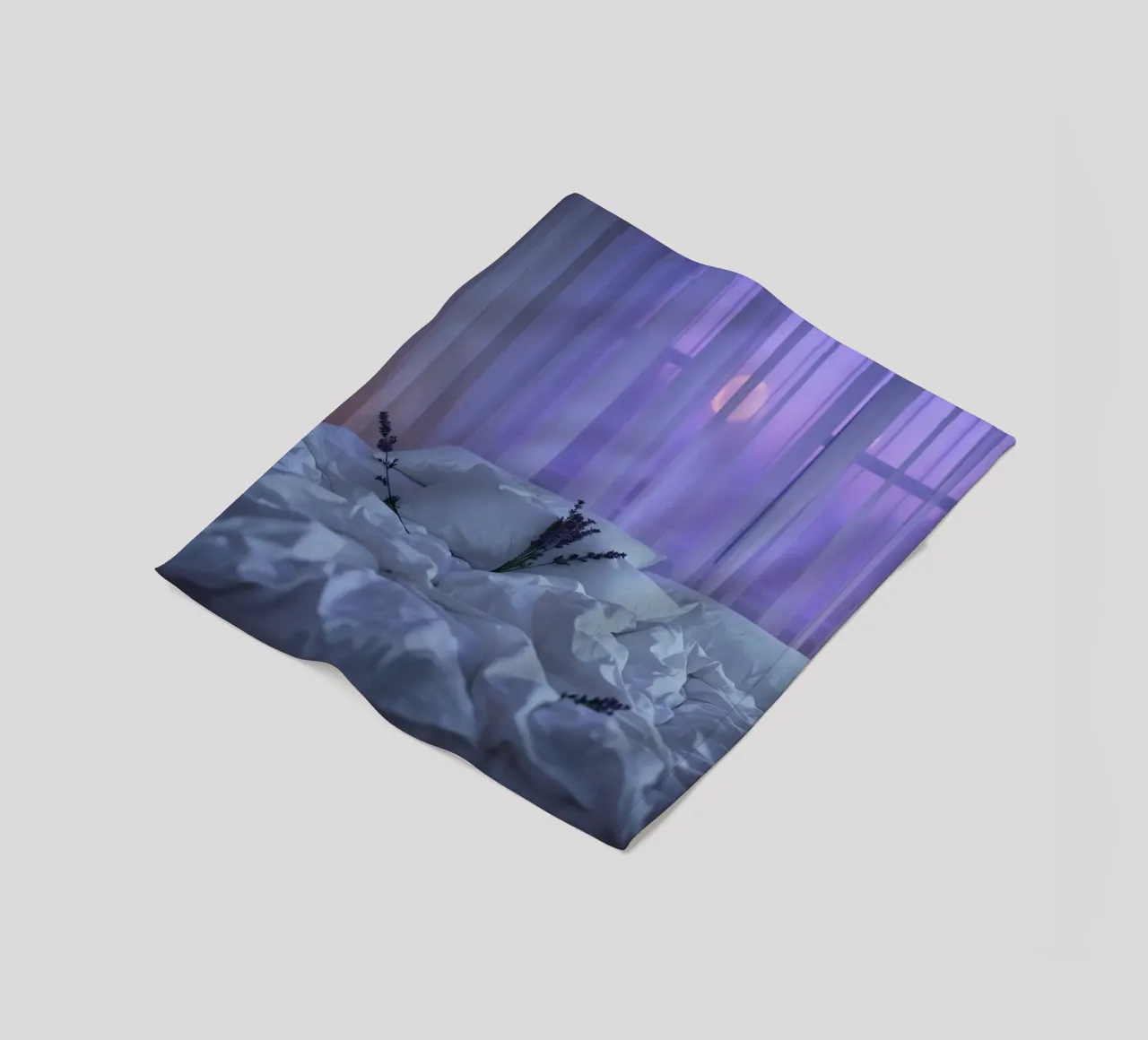 Fleurs de lavande douces sur un lit au lever du soleil avec vue sur la mer. plaid polaire de DesignDoodle