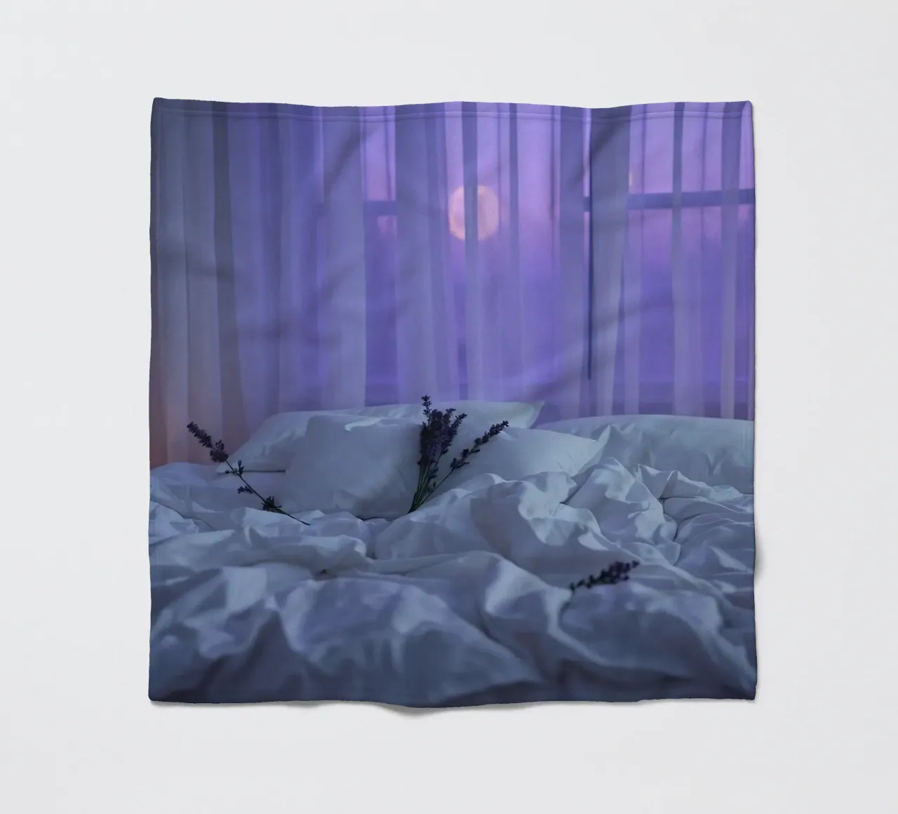 Fleurs de lavande douces sur un lit au lever du soleil avec vue sur la mer. plaid polaire de DesignDoodle