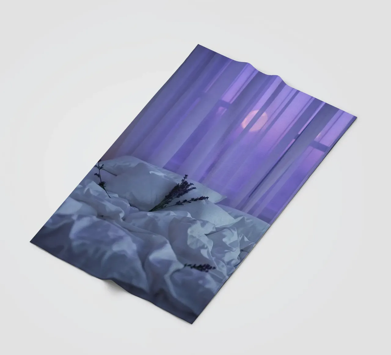 Fleurs de lavande douces sur un lit au lever du soleil avec vue sur la mer. plaid polaire de DesignDoodle