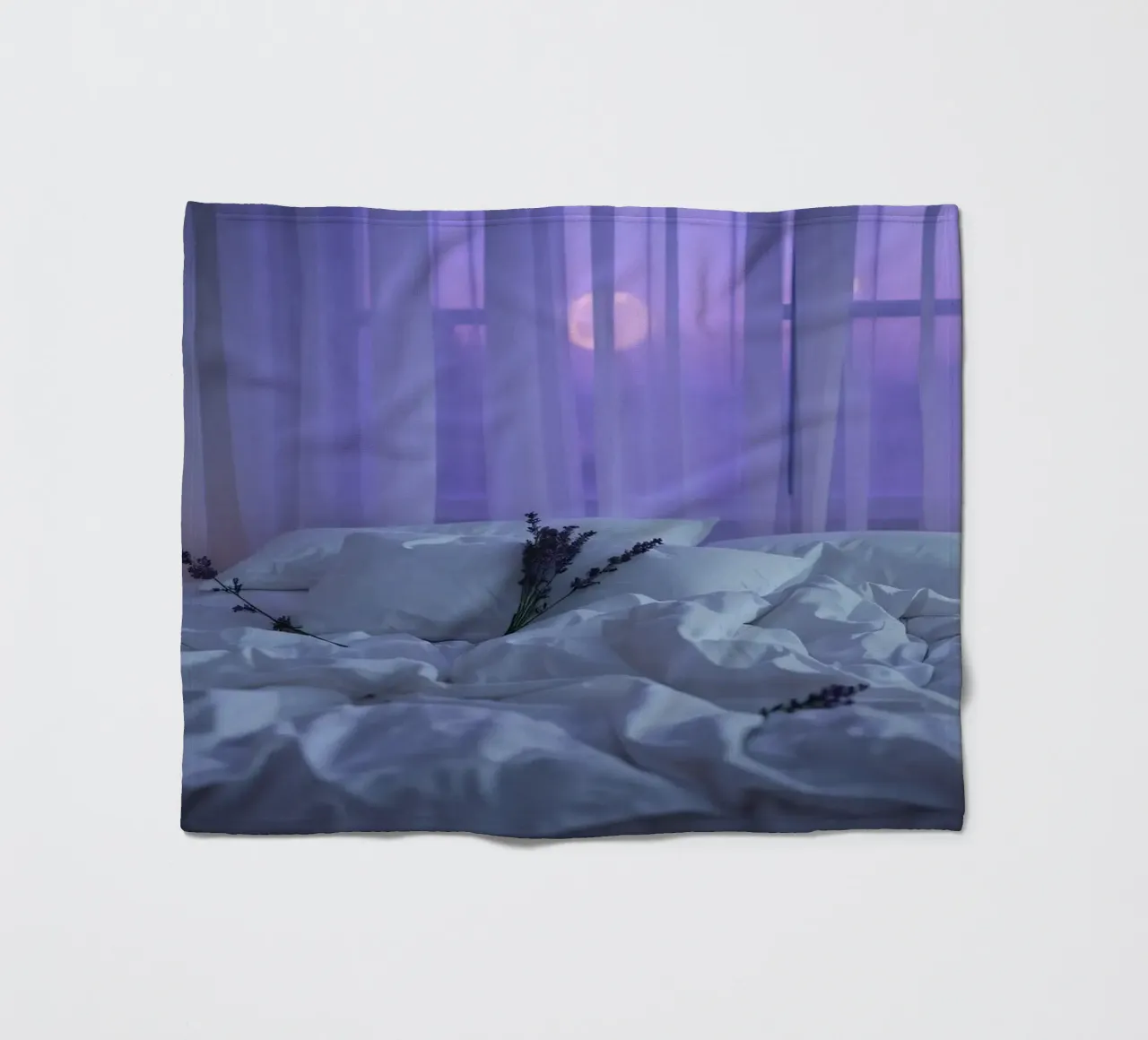 Fleurs de lavande douces sur un lit au lever du soleil avec vue sur la mer. plaid polaire de DesignDoodle