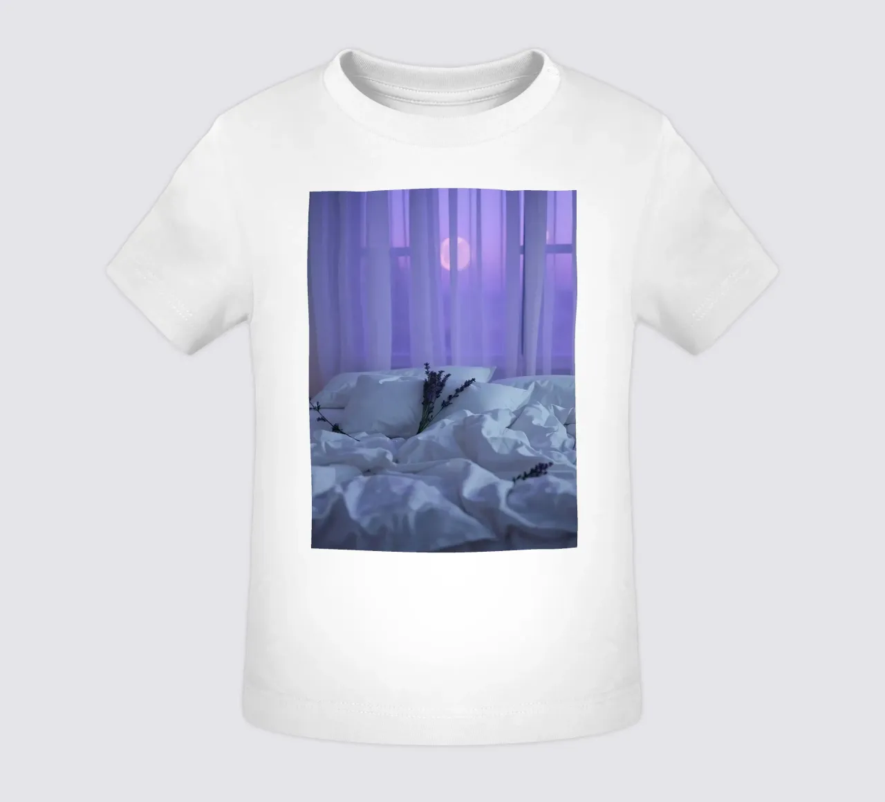 Fleurs de lavande douces sur un lit au lever du soleil avec vue sur la mer. t-shirt pour bébé de DesignDoodle