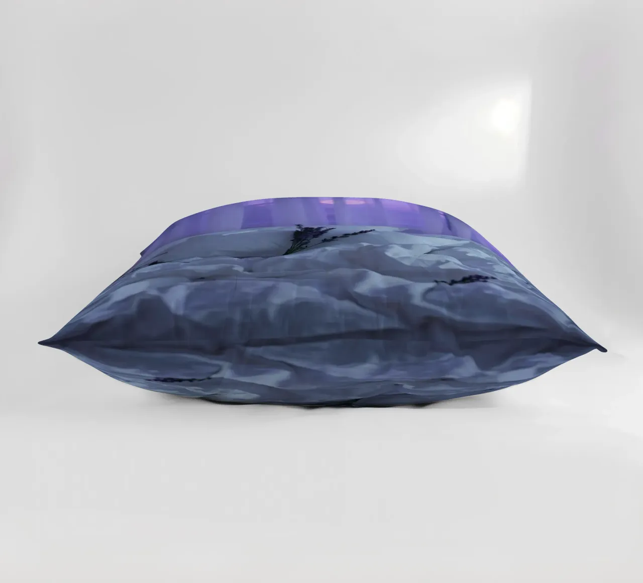 Morbidi fiori di lavanda su un letto al sorgere del sole con vista su cuscino da DesignDoodle