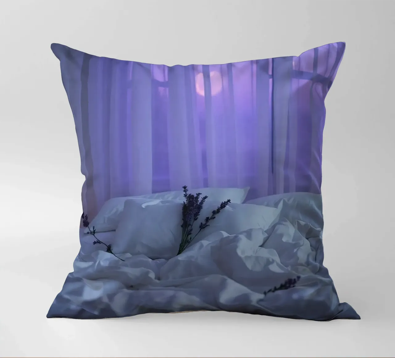 Morbidi fiori di lavanda su un letto al sorgere del sole con vista su cuscino da DesignDoodle
