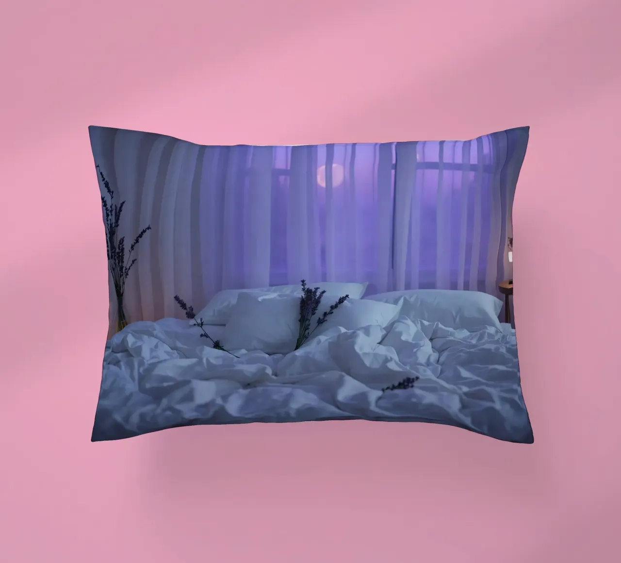 Morbidi fiori di lavanda su un letto al sorgere del sole con vista su cuscino da DesignDoodle