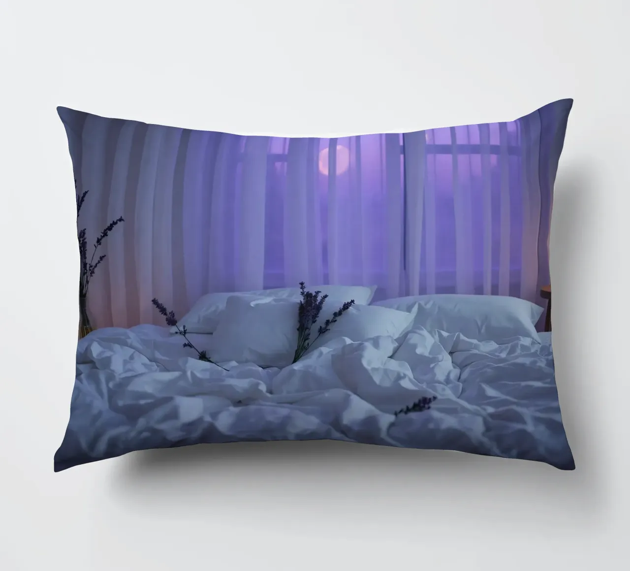 Morbidi fiori di lavanda su un letto al sorgere del sole con vista su cuscino da DesignDoodle
