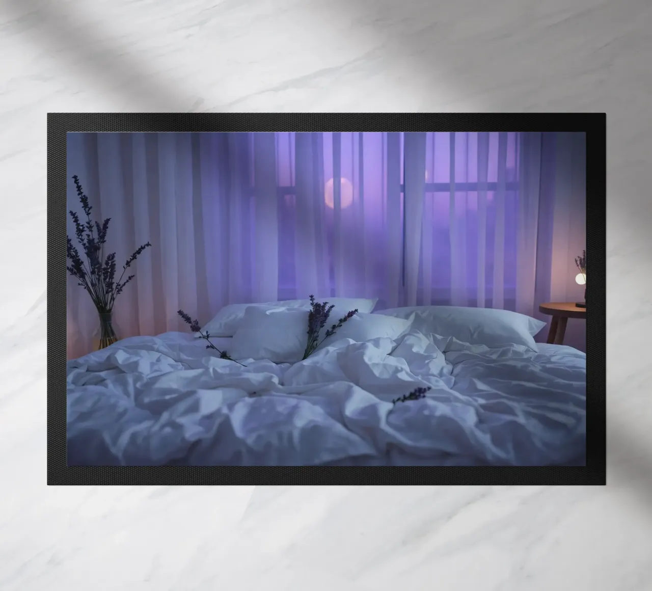 Morbidi fiori di lavanda su un letto al sorgere del sole con vista su zerbino da DesignDoodle