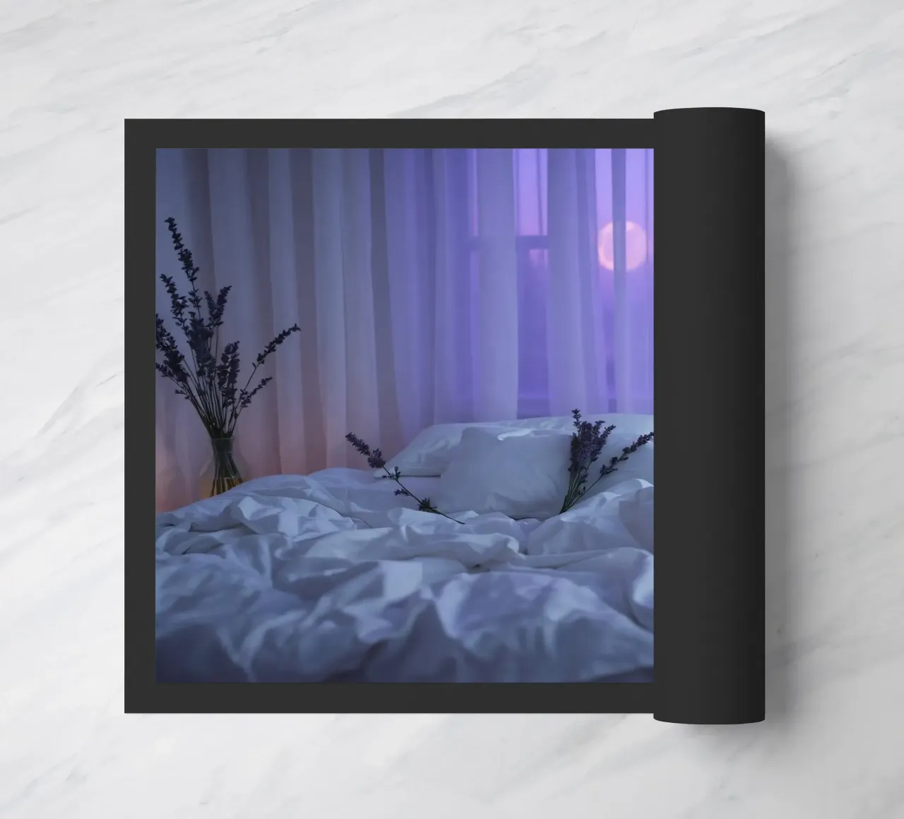 Morbidi fiori di lavanda su un letto al sorgere del sole con vista su zerbino da DesignDoodle