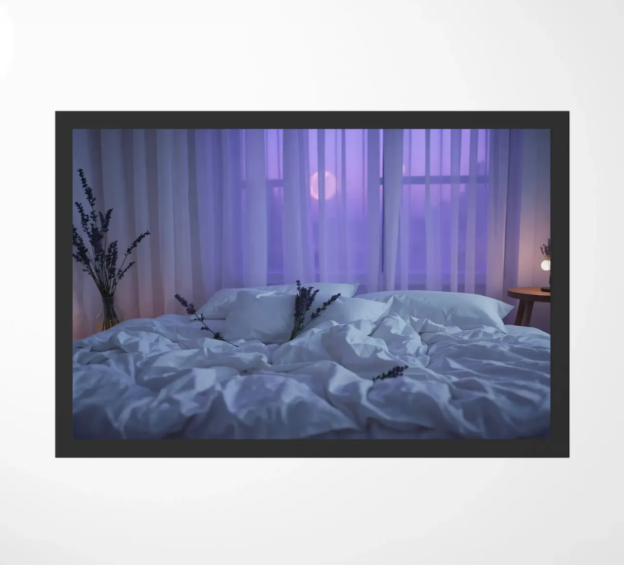 Morbidi fiori di lavanda su un letto al sorgere del sole con vista su zerbino da DesignDoodle