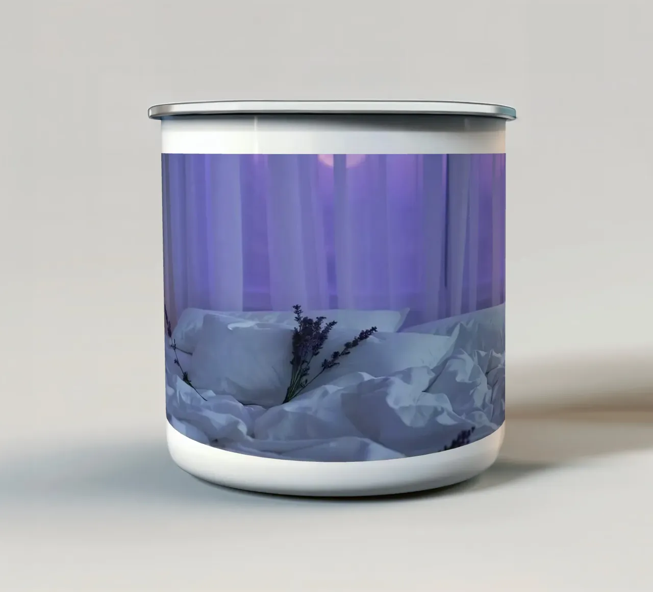 Fleurs de lavande douces sur un lit au lever du soleil avec vue sur la mer. mug en émail de DesignDoodle