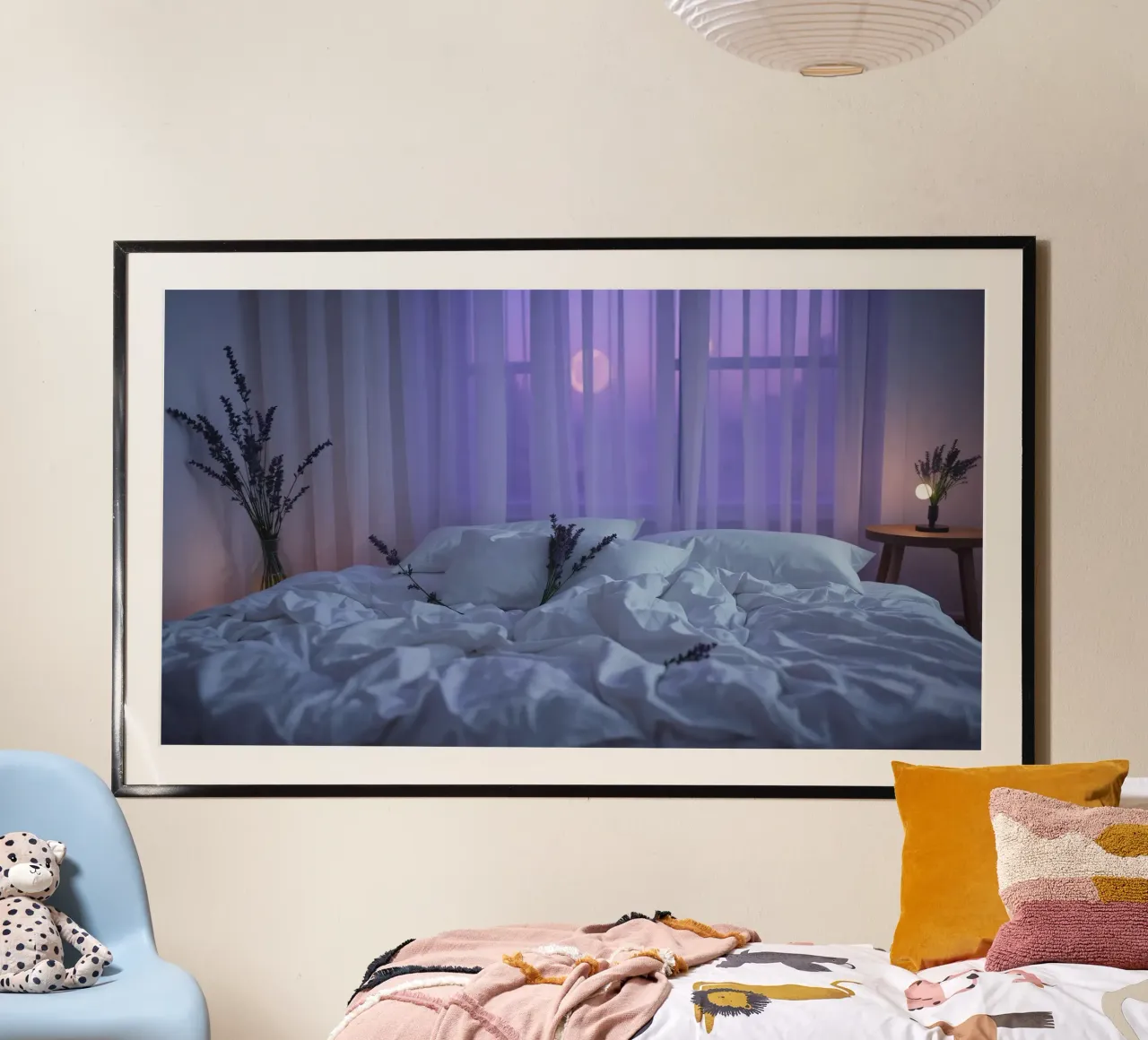 Fleurs de lavande douces sur un lit au lever du soleil avec vue sur la mer. hahnemühle de DesignDoodle