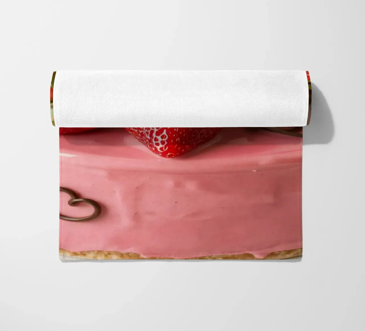 Leckerer Erdbeerkuchen mit frischen Beeren und Minze Strandtuch von DesignDoodle