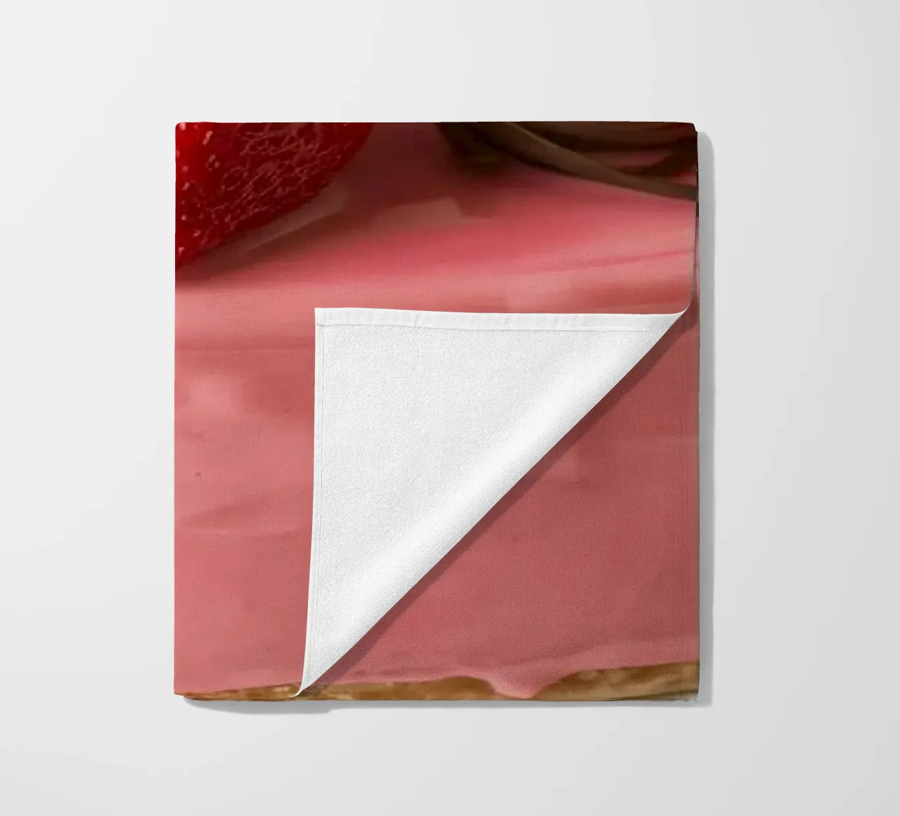 Leckerer Erdbeerkuchen mit frischen Beeren und Minze Strandtuch von DesignDoodle