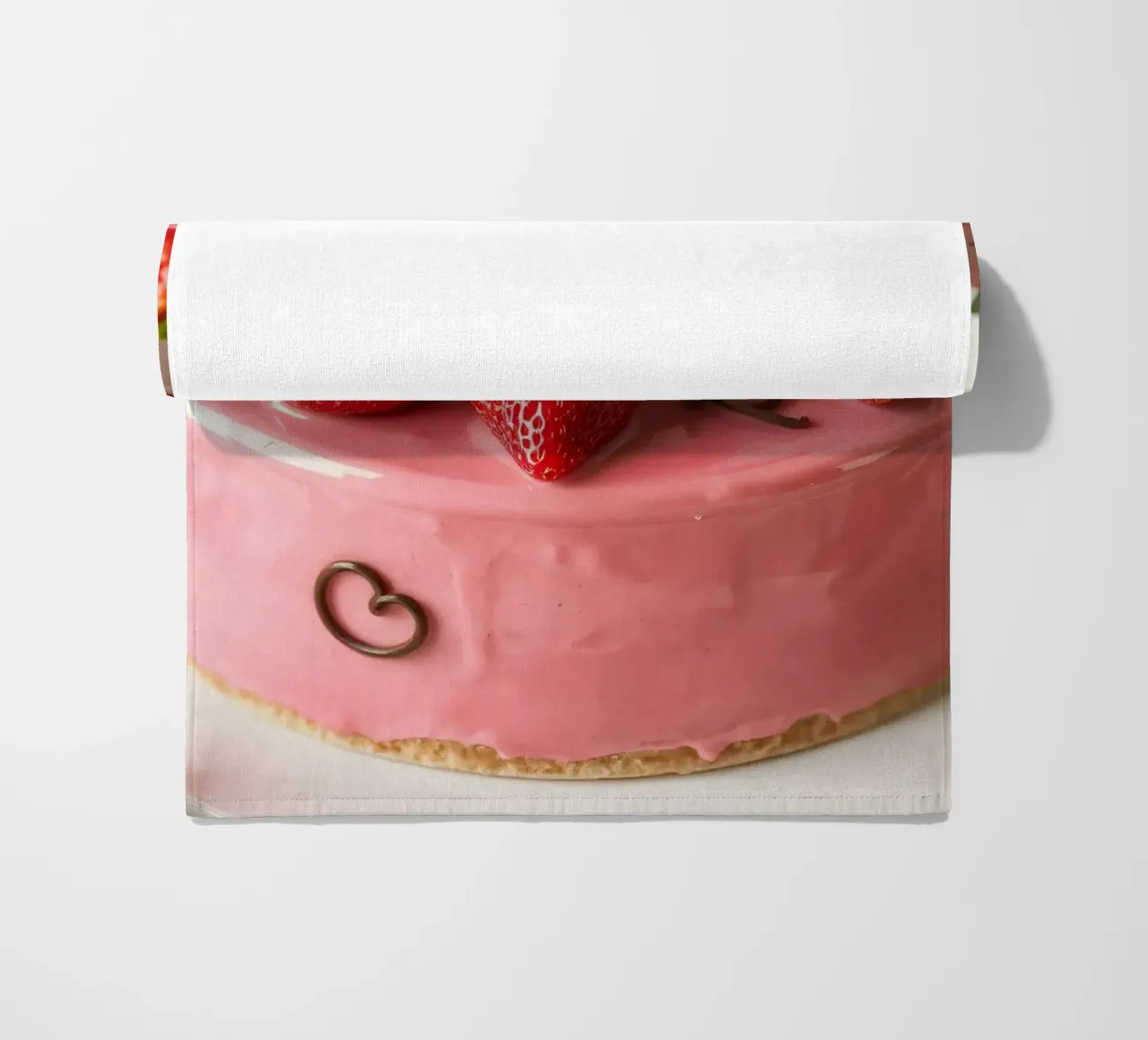 Leckerer Erdbeerkuchen mit frischen Beeren und Minze Strandtuch von DesignDoodle