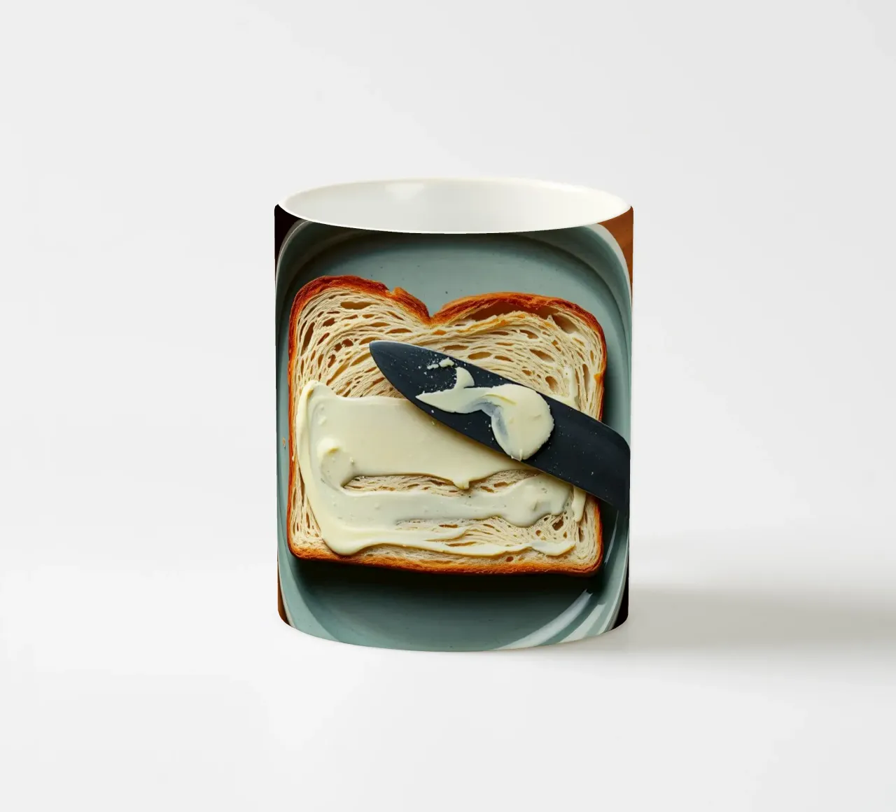 Affettare il pane e spalmare il burro su un piatto in una cucina accogliente tazza in ceramica da DesignDoodle