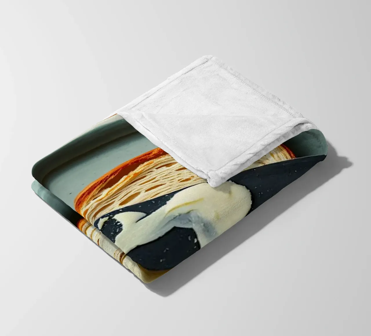 Affettare il pane e spalmare il burro su un piatto in una cucina accogliente coperta in pile da DesignDoodle