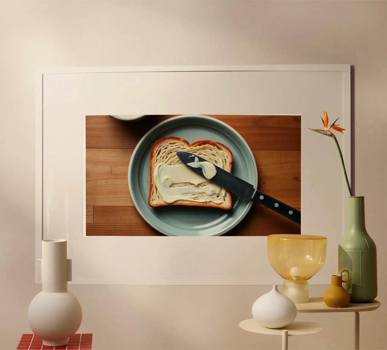 Brot schneiden und Butter auf einen Teller in einer gemütlichen Küche streichen Poster mit Kunststoffrahmen von DesignDoodle