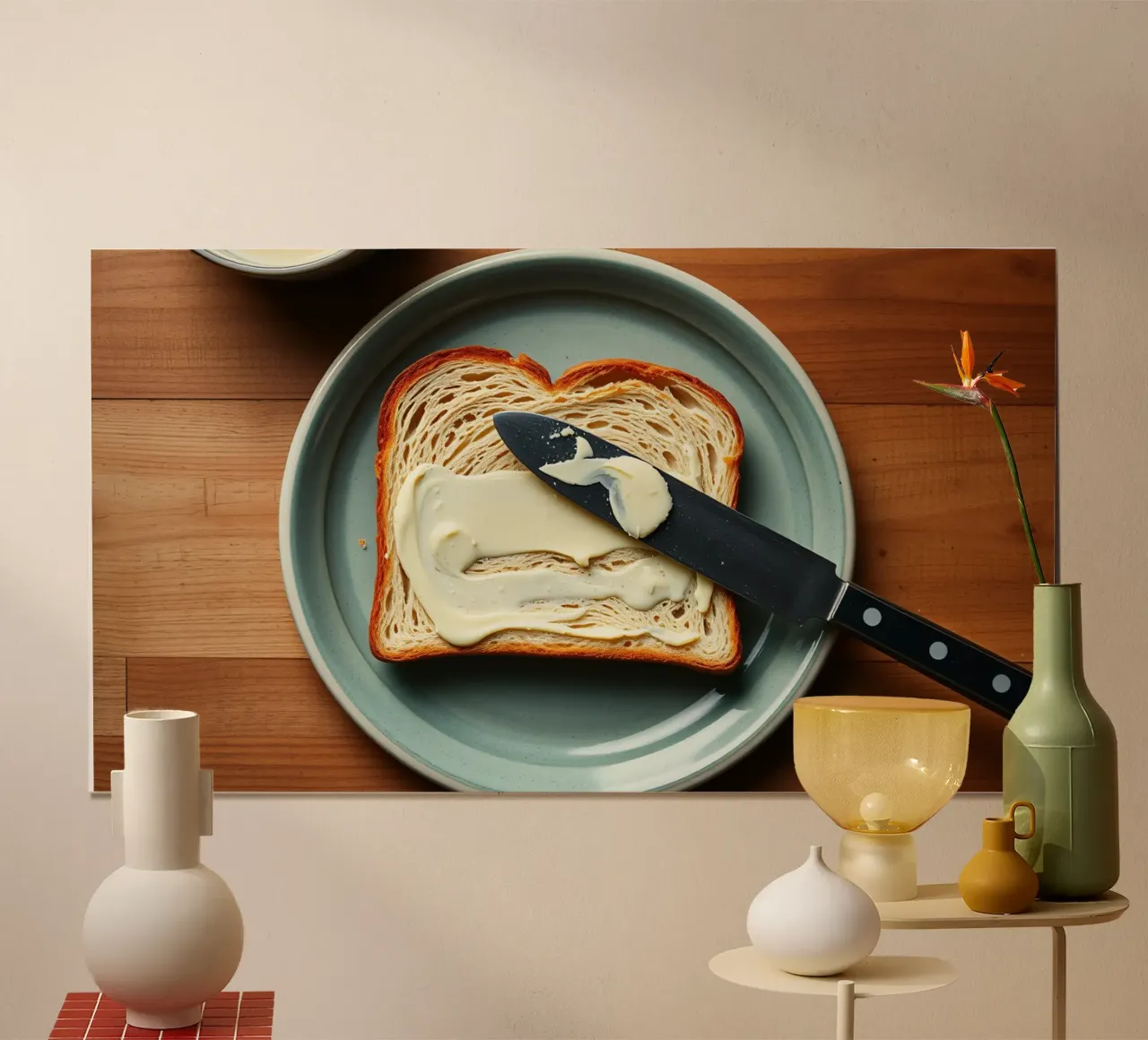Brot schneiden und Butter auf einen Teller in einer gemütlichen Küche streichen Poster mit Kunststoffrahmen von DesignDoodle
