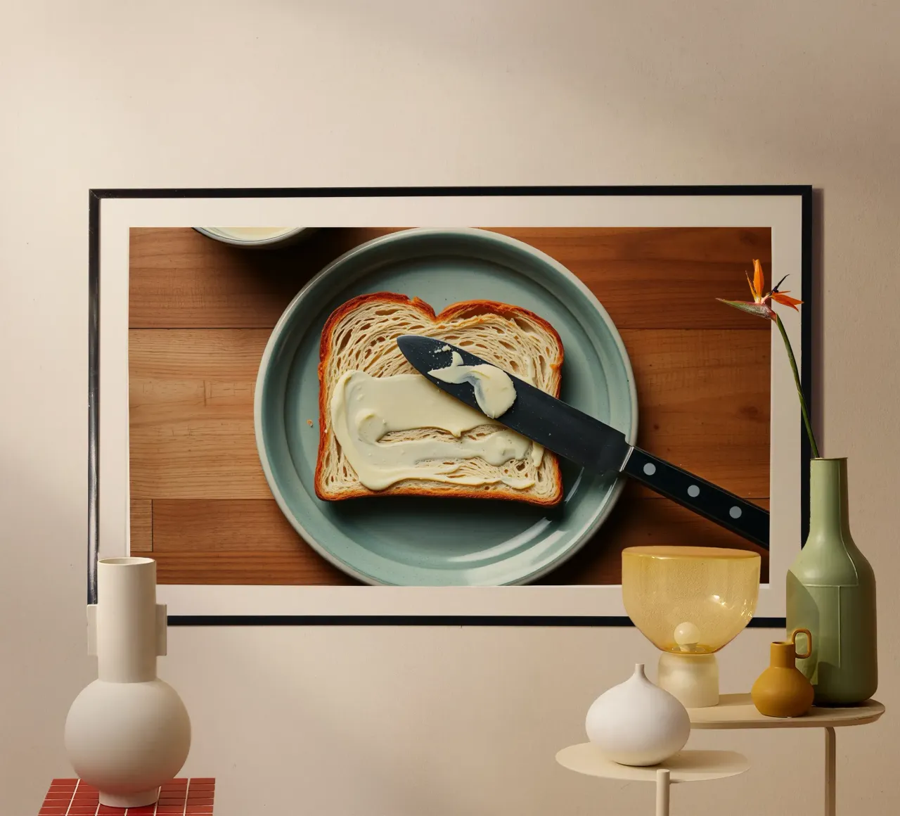 Brot schneiden und Butter auf einen Teller in einer gemütlichen Küche streichen Poster mit Kunststoffrahmen von DesignDoodle