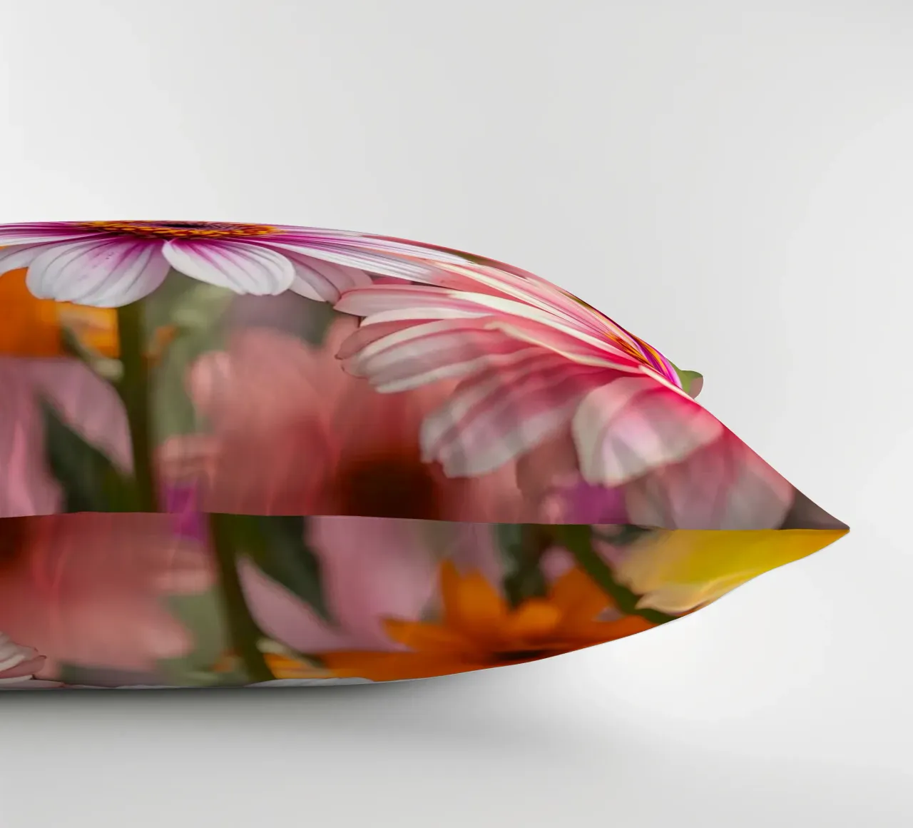 Fiori dai colori vivaci in un giardino in primavera cuscino da DesignDoodle