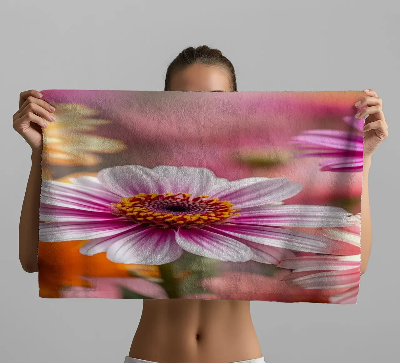 Fiori dai colori vivaci in un giardino in primavera asciugamano da bagno da DesignDoodle