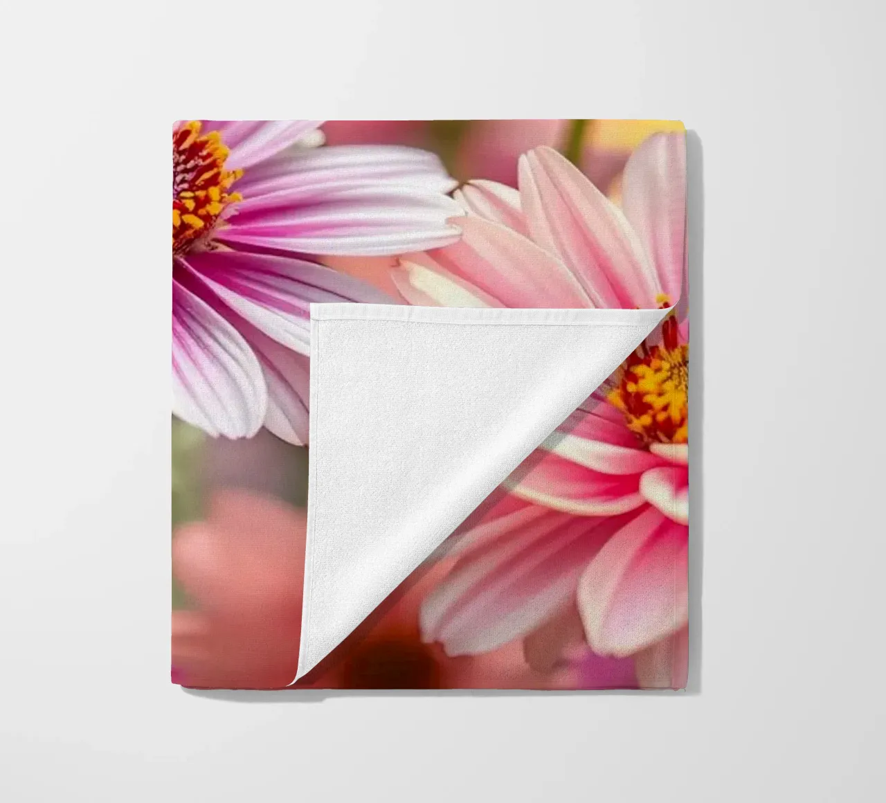 Fiori dai colori vivaci in un giardino in primavera telo mare da DesignDoodle
