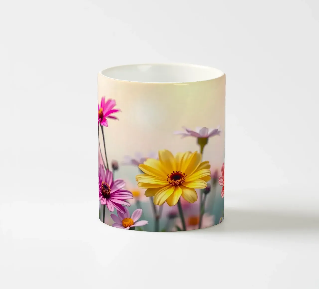 Fiori colorati che sbocciano vivacemente in un giardino sereno tazza in ceramica da DesignDoodle