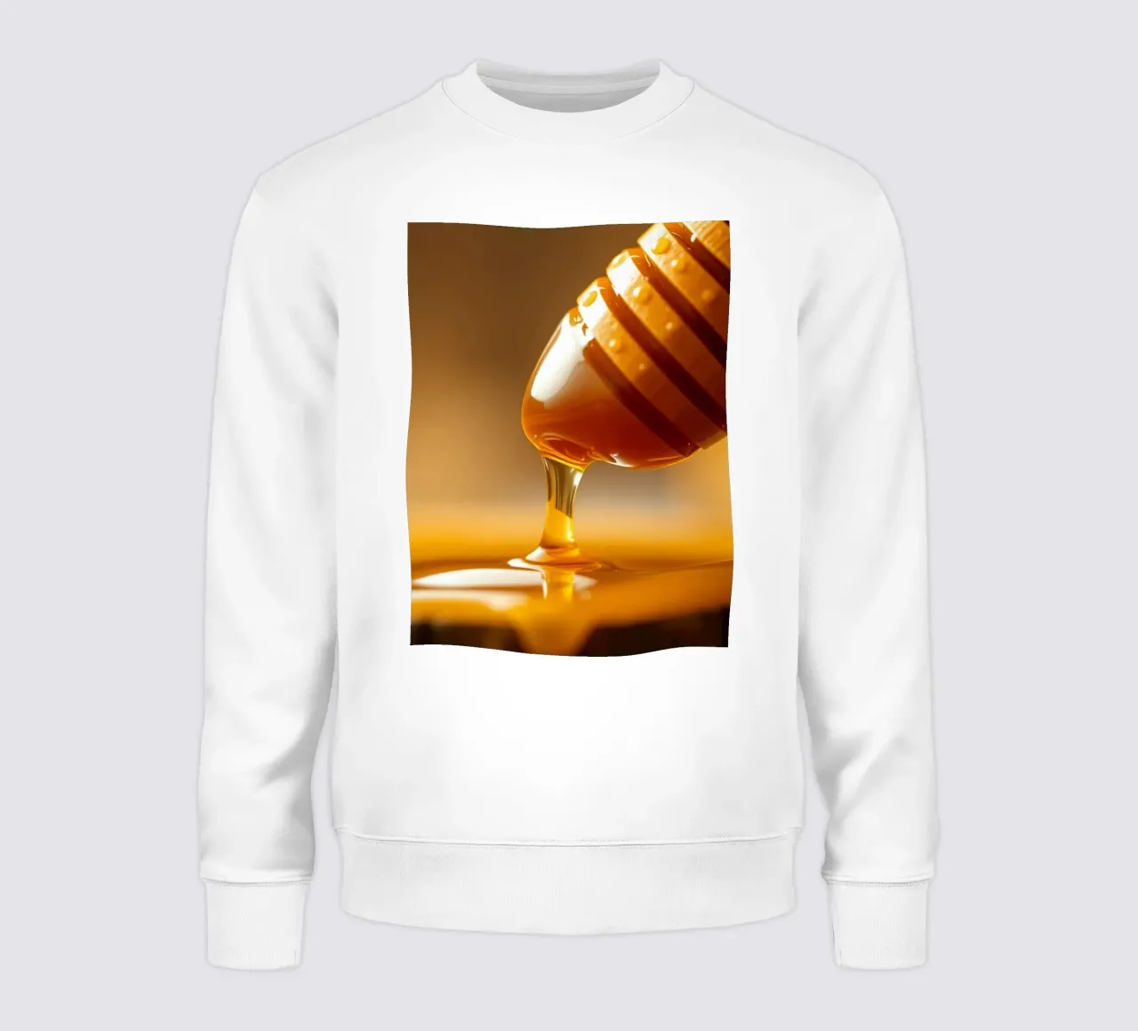 La miel dorada gotea de un cazo de madera sobre un rústico sudadera de DesignDoodle