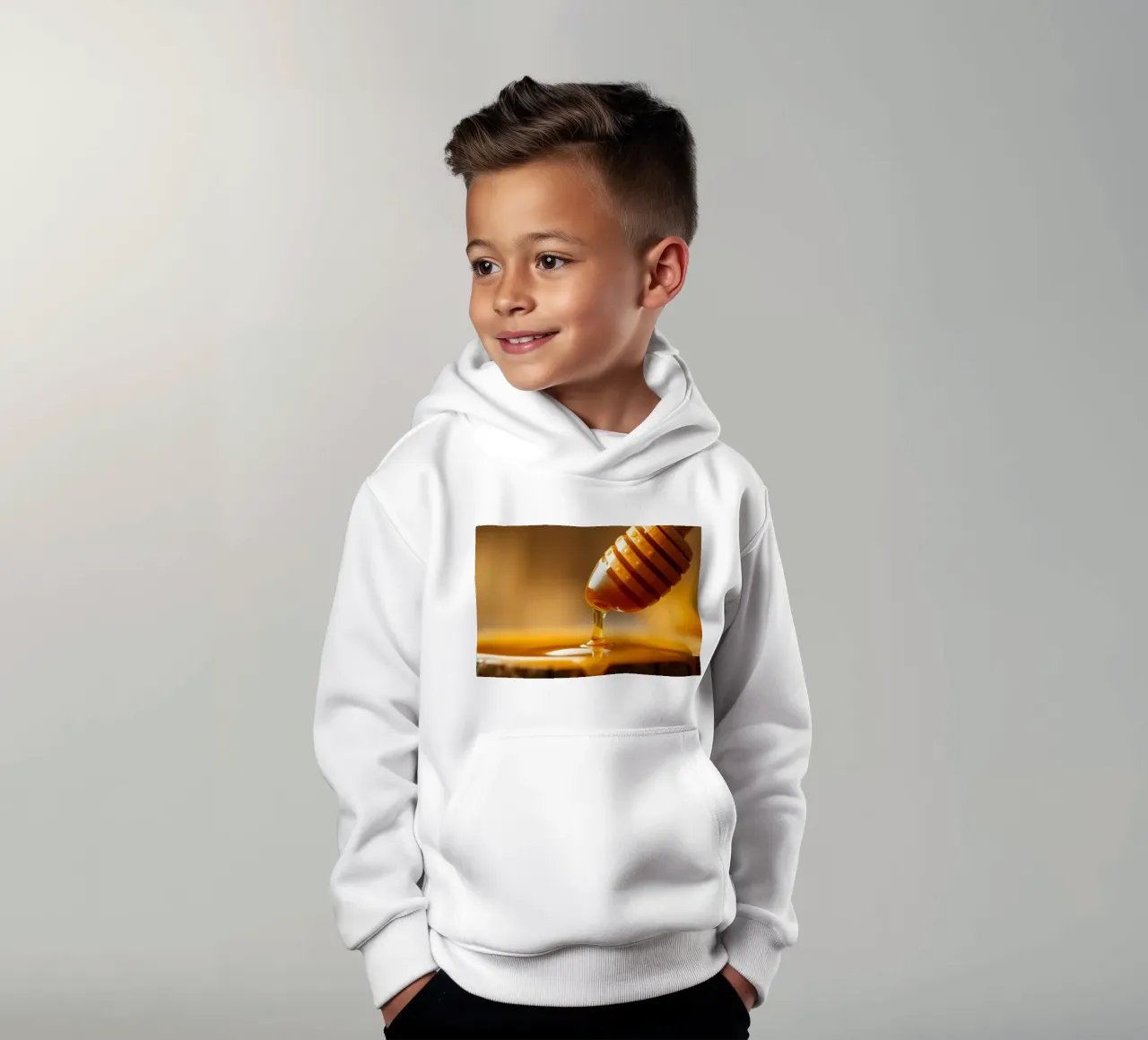 La miel dorada gotea de un cazo de madera sobre un rústico sudadera con capucha para niño de DesignDoodle